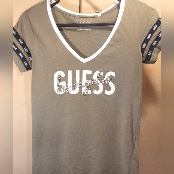 Guess Graphic T-shirt V-neck Size Large Green White Trim Excellent 💚 - Picture 1 of 6